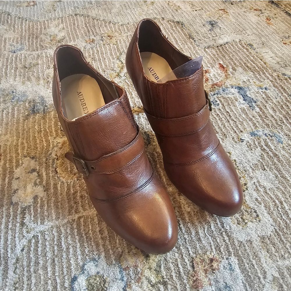 Audrey Brooke heeled Adel booties sz 7, like new - Picture 9 of 11